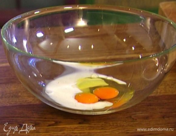 Взбить венчиком 2 яйца с молоком, посолить и поперчить.