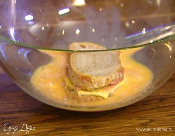 Ненадолго замочить бутерброд во взбитом яйце сначала с одной стороны, потом с другой.