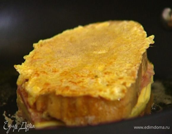 Разогреть в небольшой сковороде 1 ч. ложку оливкового и 1/2 ч. ложки сливочного масла и обжарить пропитанный яйцом бутерброд до золотистого цвета со всех сторон.