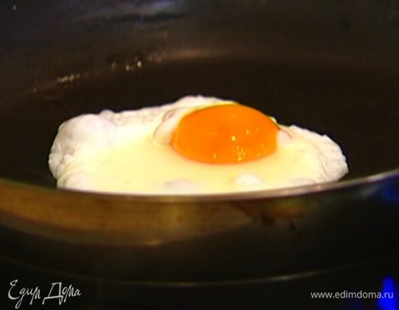 В другой сковороде разогреть немного оливкового масла, разбить туда оставшееся яйцо так, чтобы желток остался целым, а белок получился красивой круглой формы, и пожарить, не переворачивая.