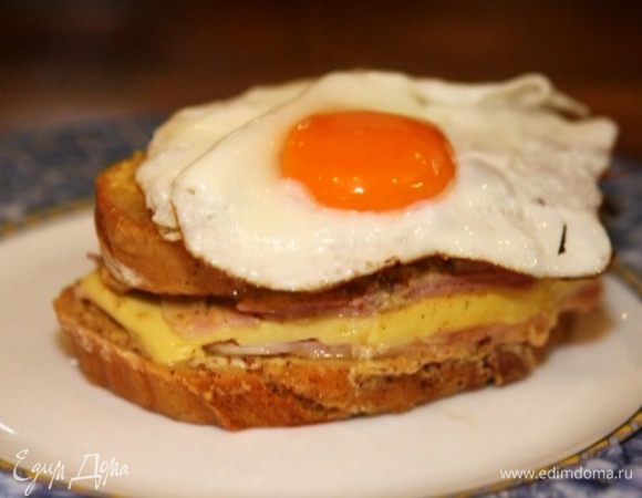 Выложить на тарелку бутерброд, а на него жареное яйцо.