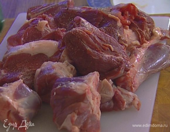 Мясо вымыть, порезать крупными кусками, посолить, поперчить. 