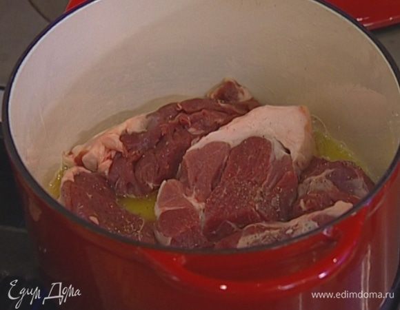 В тяжелой кастрюле разогреть оливковое и сливочное масло и небольшими порциями обжаривать мясо со всех сторон до появления золотистой корочки. 