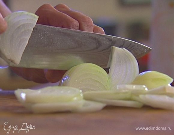 Лук почистить и нарезать полукольцами.