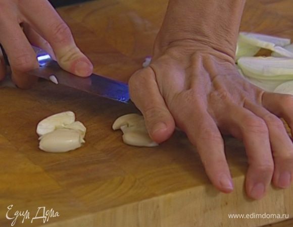 Чеснок почистить и раздавить плоской стороной ножа.