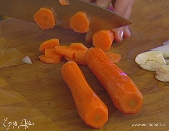 Морковь почистить и нарезать кружками.