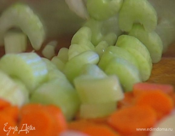 Сельдерей тонко нарезать поперек. 