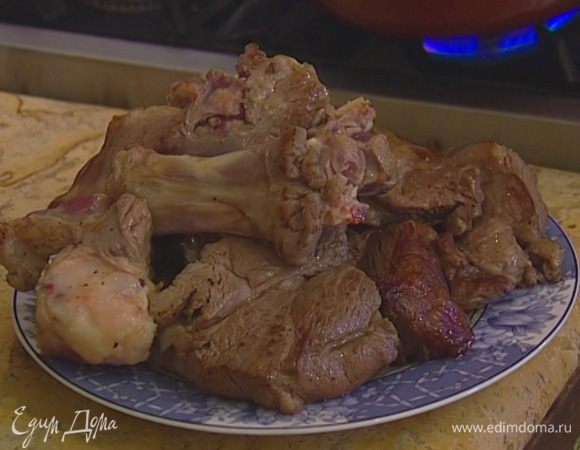 Переложить обжаренное мясо на тарелку, а в кастрюлю выложить морковь, лук, сельдерей и чеснок, если нужно — долить чуть-чуть масла. 