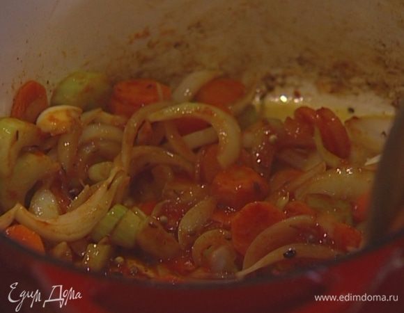 Добавить к овощам кориандр, тмин, измельченный перец чили, мед, томатную пасту, все перемешать и слегка прогреть. 