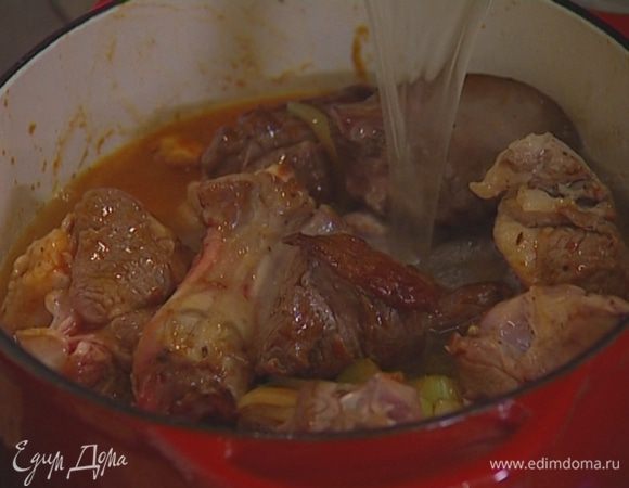 Вернуть в кастрюлю мясо, перемешать, залить горячим бульоном, накрыть крышкой и довести до кипения, затем убавить огонь и тушить час-полтора до готовности. 

