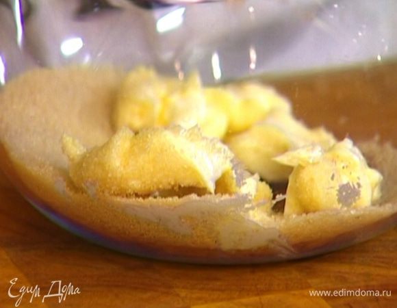 Предварительно размягченное сливочное масло вместе с сахаром взбить миксером в однородную массу.