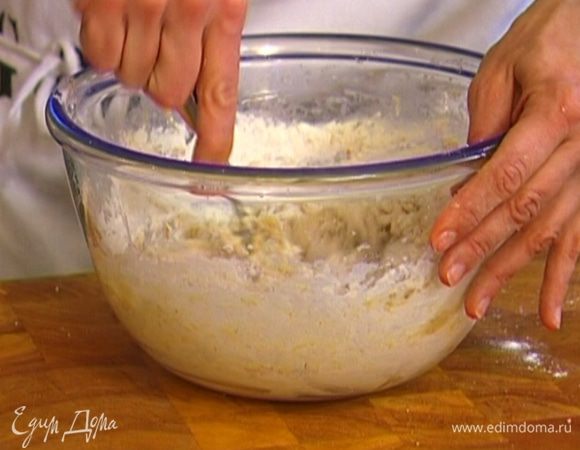 Добавить измельченные орехи, всыпать геркулес, муку (немного муки оставить) и все вымешать.