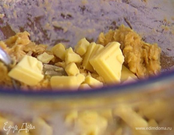 Шоколад поломать крупными кусочками и вмешать в тесто.
