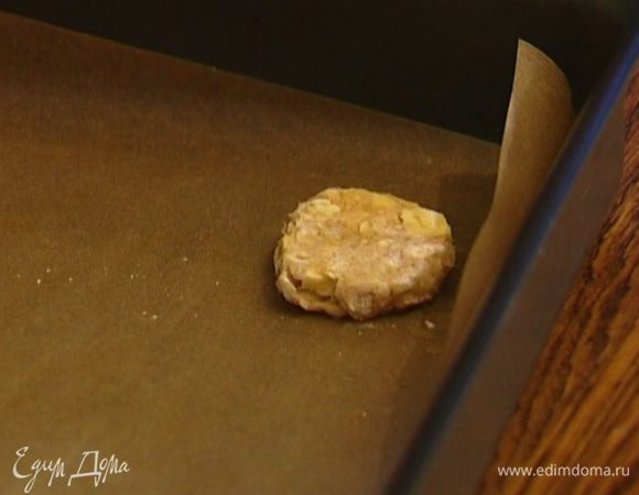 Сформировать из теста шарики, обвалять их в муке.