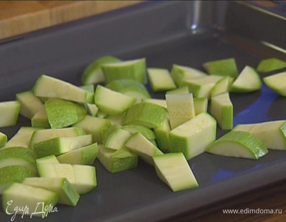 Цукини вымыть, нарезать небольшими кусочками и выложить на противень. 
