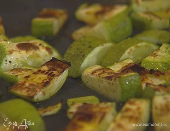 Сбрызнуть цукини оливковым маслом, посолить, поперчить, поместить в разогретую духовку и запекать почти до готовности цукини, затем встряхнуть противень и поставить еще на несколько минут под гриль. 