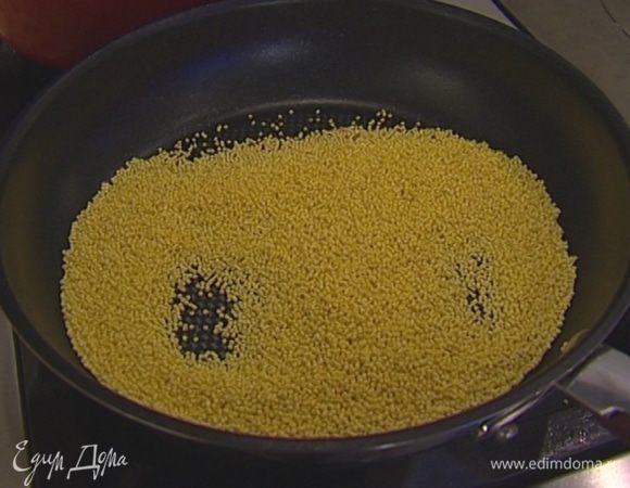 Разогреть сухую сковороду и, помешивая, прокалить пшено. 