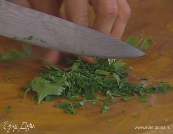 Петрушку мелко порубить. 