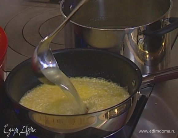 Посолить рис и варить до готовности, вливая по мере необходимости по половнику горячего бульона.  