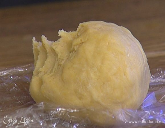 Сформировать из теста шар, завернуть его в пищевую пленку и отправить на 20 минут в холодильник. 