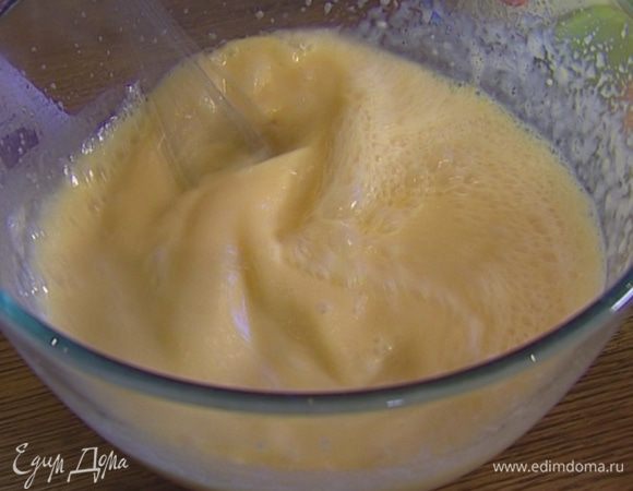 Приготовить крем: оставшиеся 8 яиц взбить миксером вместе с сахаром, сливками и ванильным экстрактом. Отделить от яичной массы чуть больше половины стакана и смешать с 1 ст. ложкой муки, так чтобы не было комочков. Затем соединить с остальной яичной массой и лимонным соком и взбивать до однородного состояния. 