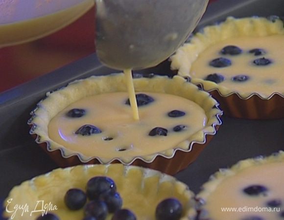 Половником разлить крем.