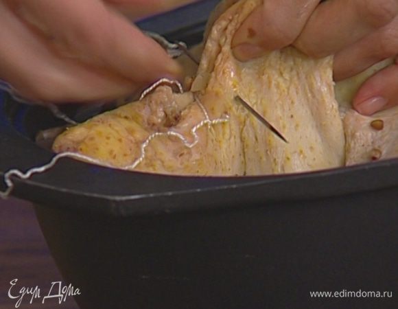 Утку вымыть и обсушить, нафаршировать гречневой начинкой и зашить пищевой ниткой. Уложить в утятницу, залить горячим бульоном, накрыть крышкой и поместить в разогретую духовку на час-полтора (во время готовки тушку пару раз перевернуть). 