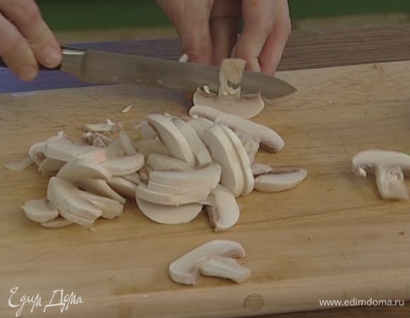 Грибы нарезать пластинками.