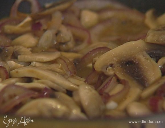 Разогреть в тяжелой сковороде немного оливкового масла, добавить лук и грибы, посолить, поперчить и слегка обжарить. 