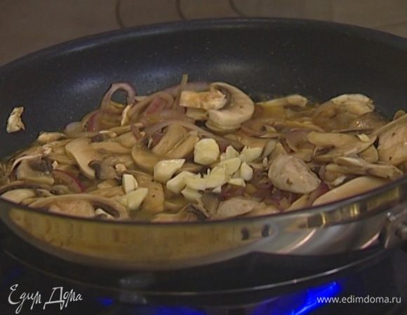 Чеснок почистить, раздавить плоской стороной ножа, порезать и добавить к грибам. Помешивая, обжаривать до готовности грибов.
