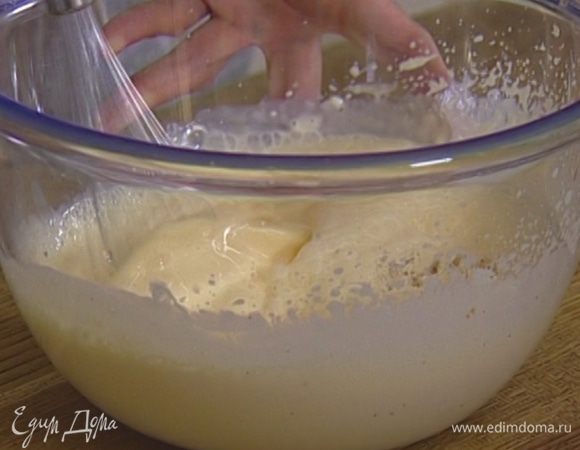 Жирные сливки соединить с яйцами, добавить мускатный орех, посолить, поперчить и взбивать миксером до получения однородной массы. Затем влить 11%-ные сливки и еще немного взбить. 