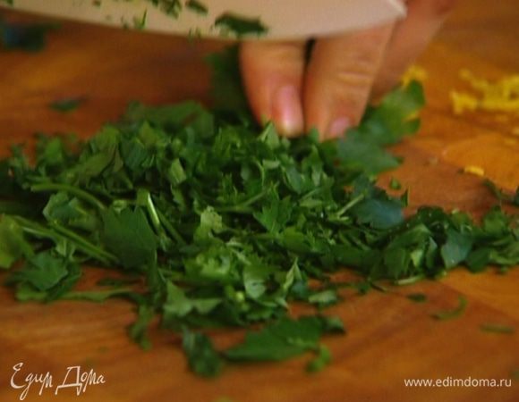 Петрушку мелко порубить.