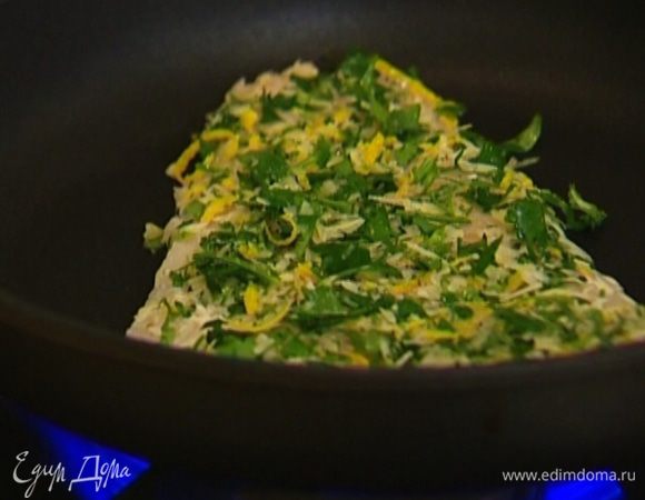 Обвалять рыбу в полученной массе и выложить на сухую разогретую сковороду со съемной ручкой. 
