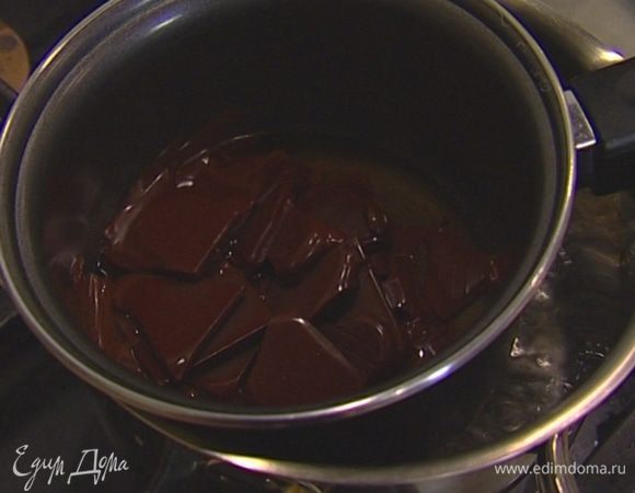 Шоколад выложить в небольшую кастрюлю, влить 2 ст. ложки воды и растопить на водяной бане. 