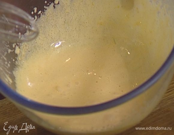 К желткам добавить сахар, ванильный экстракт и взбивать миксером до получения светлой густой массы. 