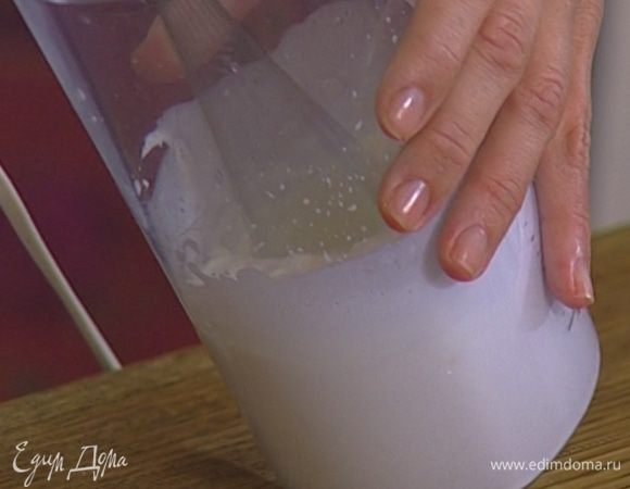 Сливки взбить миксером в крепкую пену. 