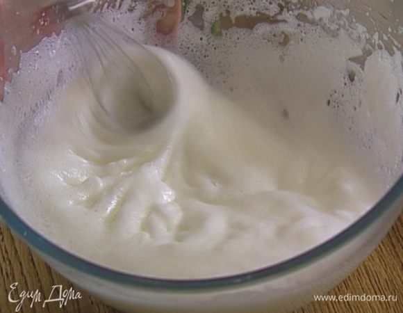 Белки посолить и взбить миксером в крепкую пену. Затем добавить сахарную пудру и еще немного взбить. 