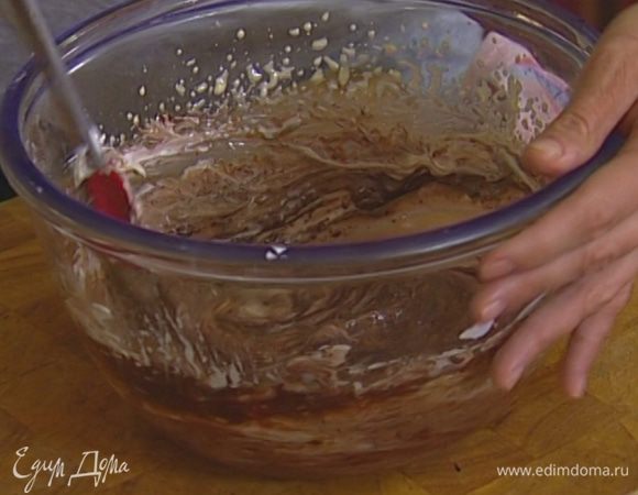 Растопленный шоколад соединить с желтковой массой и перемешать, затем добавить взбитые сливки и еще раз все перемешать. 