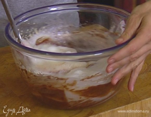 Вмешать в шоколадно-сливочную массу взбитые белки. 