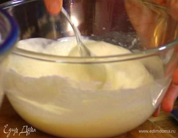 Приготовить крем: лимонную и апельсиновую цедру соединить со сметаной, 2 ст. ложками апельсинового сока и сахарной пудрой, все перемешать.