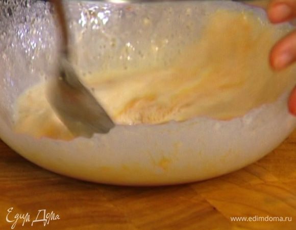 Влить лимонный и оставшийся апельсиновый сок, перемешать.