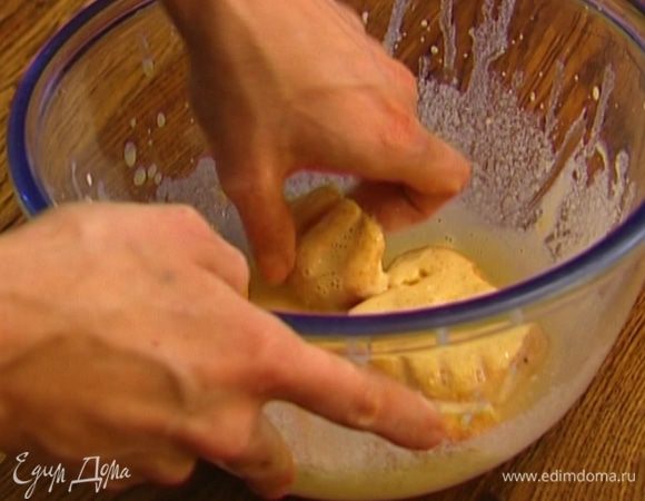 Замочить в полученной смеси нарезанную булочку.