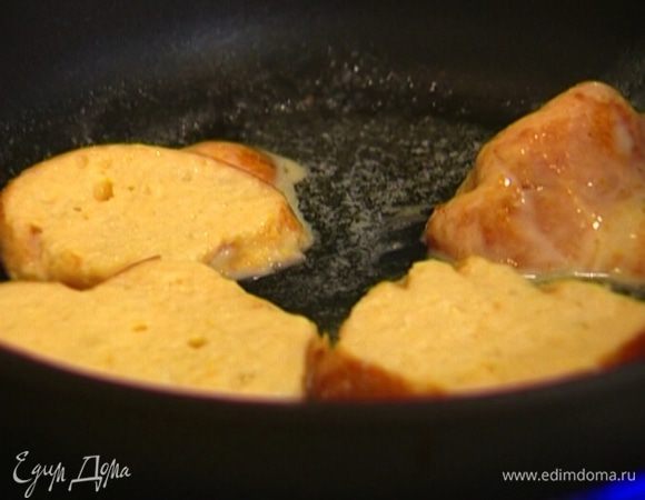 Разогреть в сковороде сливочное масло и обжарить кусочки булочки с двух сторон до золотистого цвета.