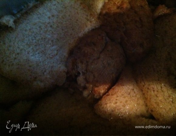 Из хлеба напечь в духовке сухариков, следить, чтобы не пригорели. Готовые сухари замачиваем кипятком и оставляем часа на 3–4.