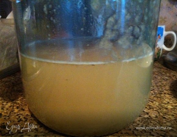 Через 8 часов процеживаем снова, так как у нас образовалась пена, разливаем в бутылки или банки, закупориваем и отправляем в холодильник на 2–3 дня. В бутылки можно положить несколько изюминок. Через пару-тройку дней наш чудесный напиток готов! Мне, единственное, с чем не повезло — так это с погодой: холод все выходные, пить прохладительные напитки нет никакого настроения, я бы лучше глинтвейну выпила... Так что пусть мой квас постоит еще в холодильнике, синоптики обещали потепление! Приятного аппетита!