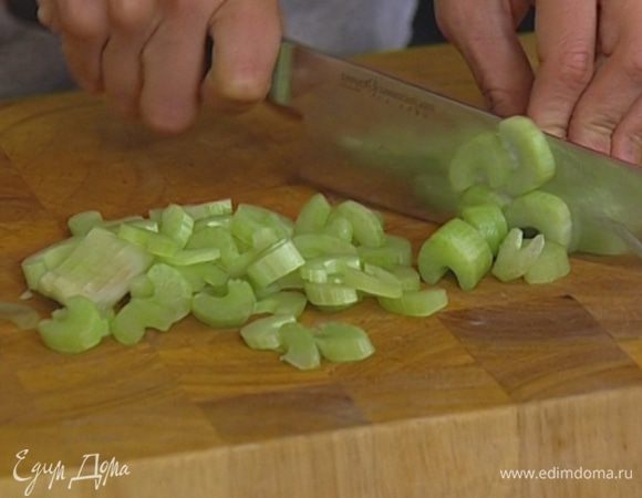 Сельдерей нарезать небольшими кусочками.