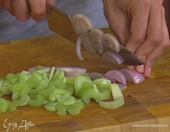 Луковицу почистить и нарезать полукольцами.