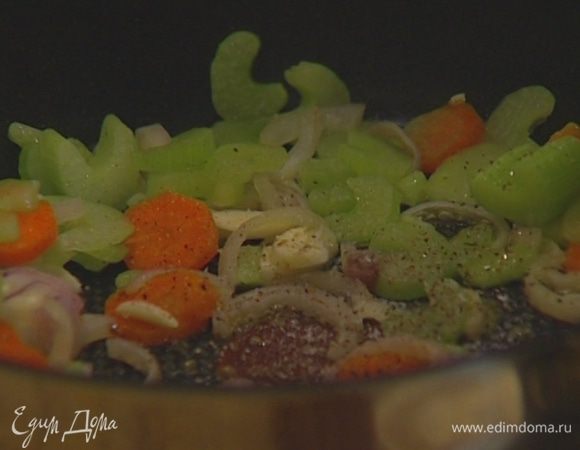 Разогреть в сковороде оливковое масло, выложить сельдерей, лук, чеснок и морковь, посолить, поперчить и слегка обжарить. 