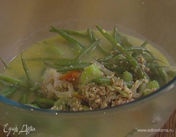 Миндаль измельчить в блендере в мелкую крошку, добавить к готовому супу, все перемешать.