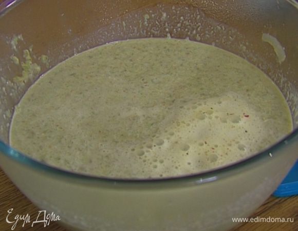 Взбить суп блендером, чтобы остались небольшие кусочки. Посолить, поперчить и влить сливки. Взбивать еще пару минут.


